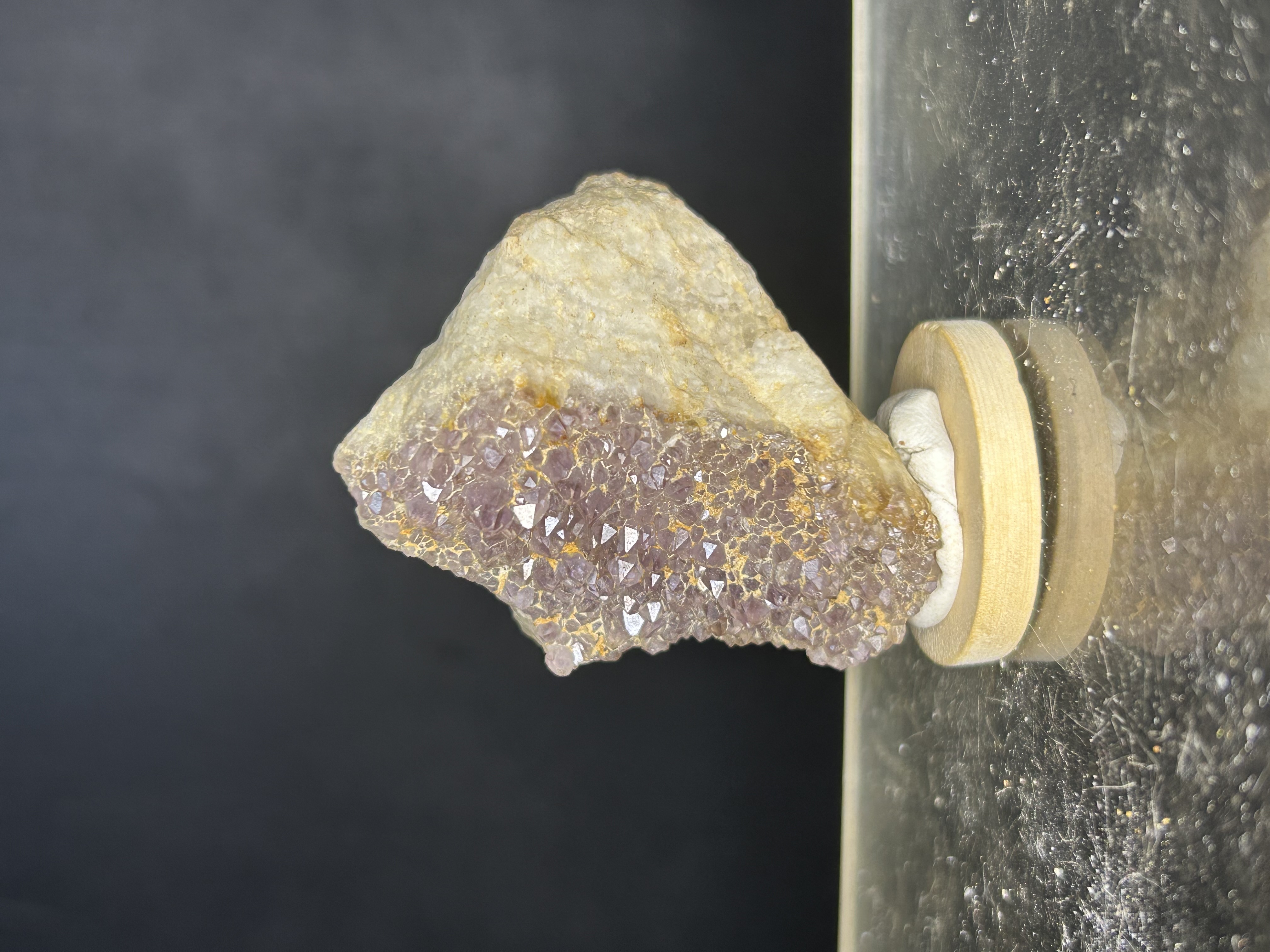 Améthyste de Vaux, Vallières, Creuse (23), Nouvelle-Aquitaine, France — SiO₂, Oxydes et hydroxydes, système trigonal, violet pâle à violet profond, dureté 7, Affleurement — découvert 2016
