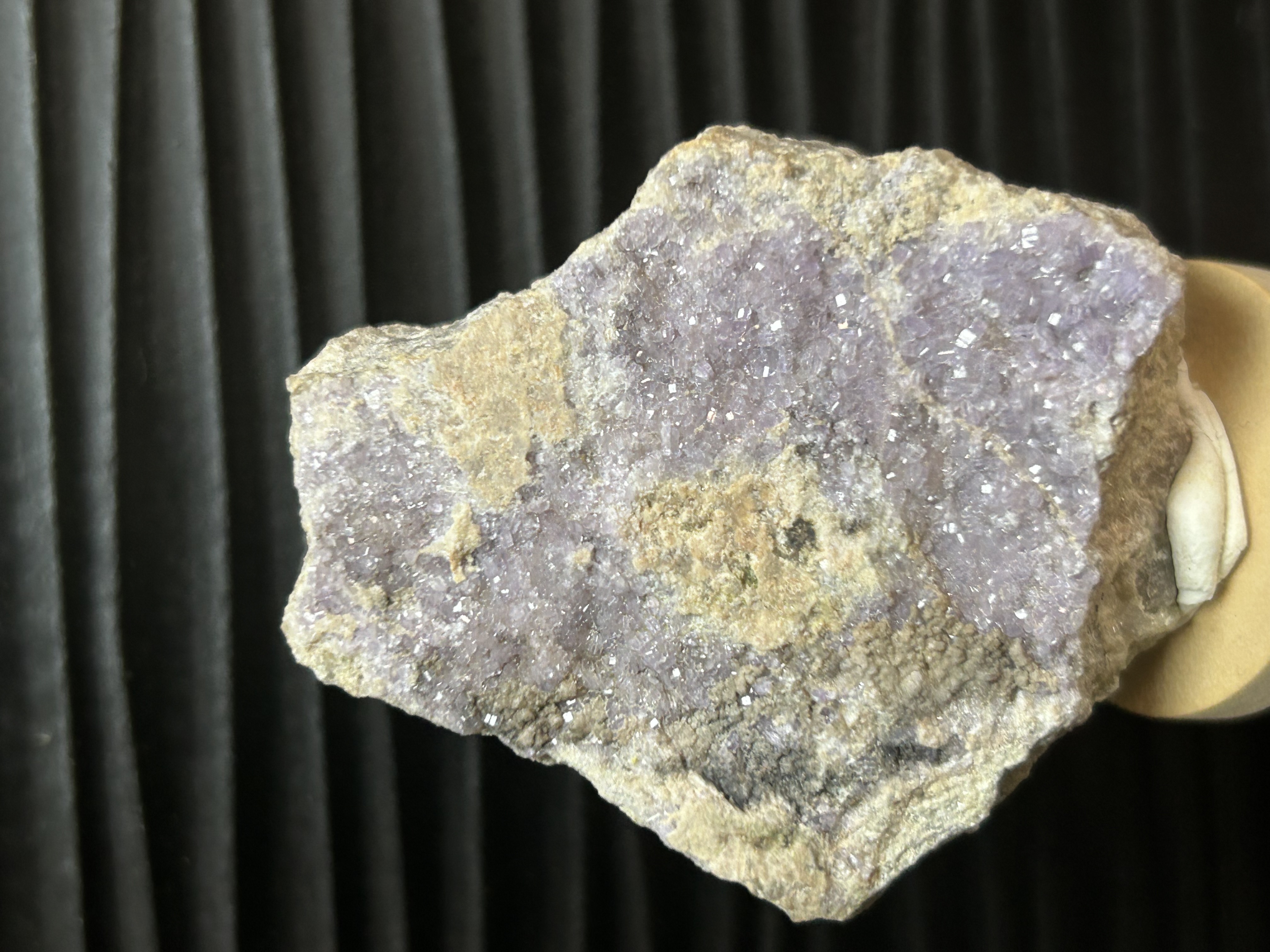 Apatite de Montebras, Soumans, Creuse (23), Nouvelle-Aquitaine, France — Ca₅(PO₄)₃(F, Cl, OH), Phosphates, arséniates et vanadates, système hexagonal, vert, bleu, jaune, violet, incolore, brun, dureté 5, Carrière — découvert 2020