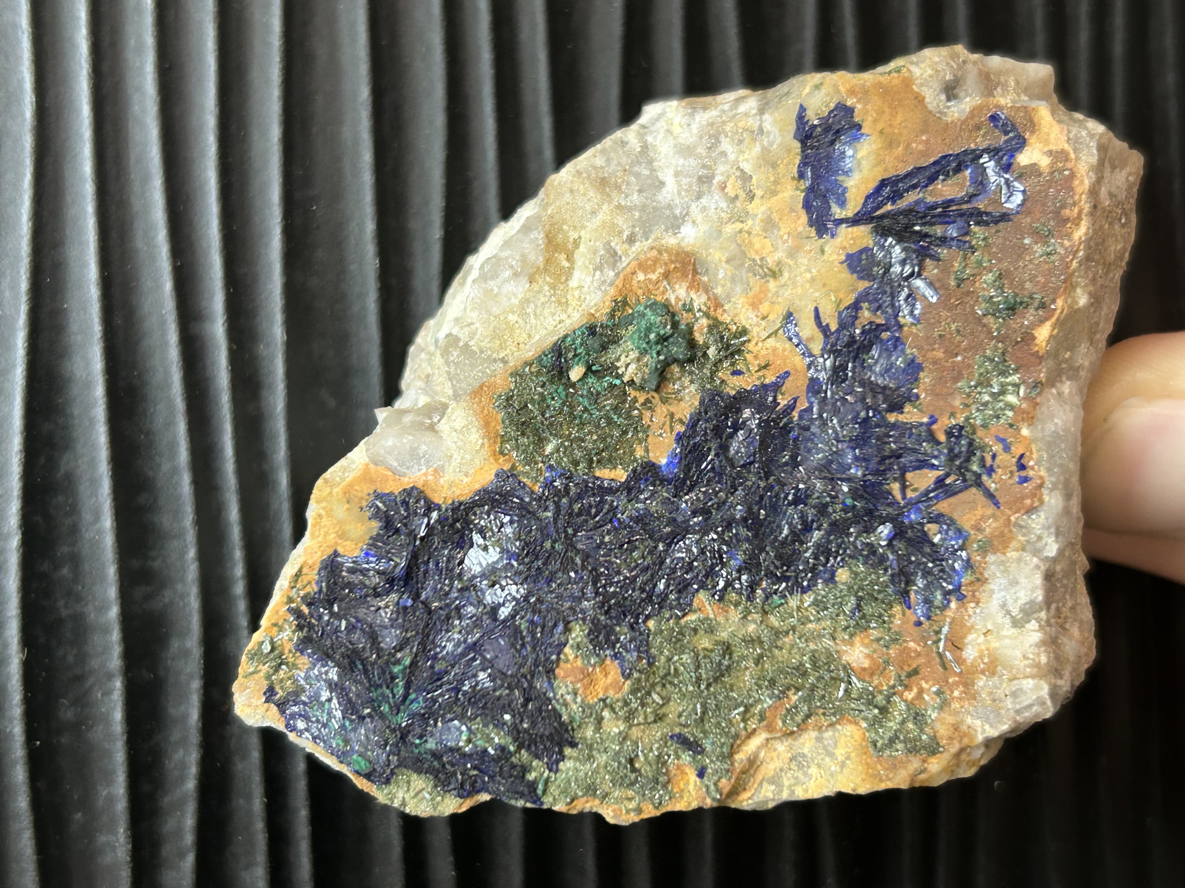 Azurite de Le pradet, Cap garonne, Var (83), Provence-Alpes-Côte d'Azur, France — associé à Malachite, Olivénite — Cu₃(CO₃)₂(OH)₂, Carbonates, système monoclinique, bleu azur, bleu profond, dureté 3, 5 à 4, Mine