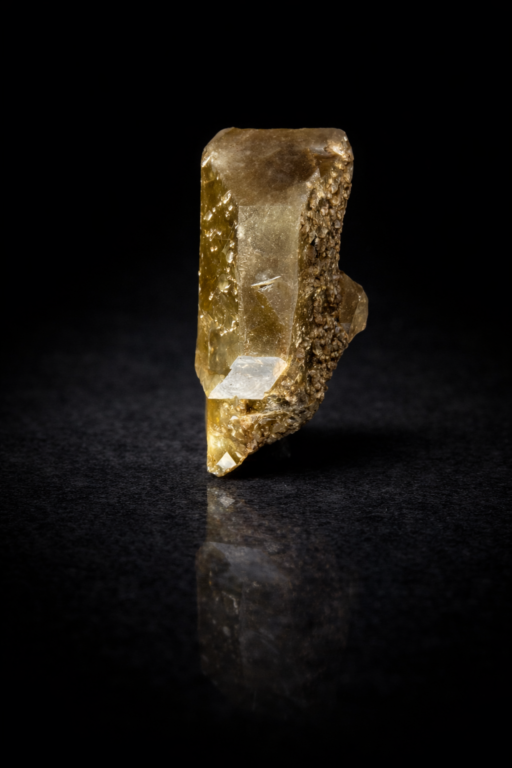 Baryte de Four la Brouque, Saint Babel, Puy-de-Dôme (63), Auvergne-Rhône-Alpes, France — 8x4x4 — 119 — BaSO₄, Sulfates, chromates, molybdates et tungstates, système orthorhombique, incolore, blanc, jaune, bleu, brun, rose, dureté 3 à 3, 5, Affleurement — découvert 2018