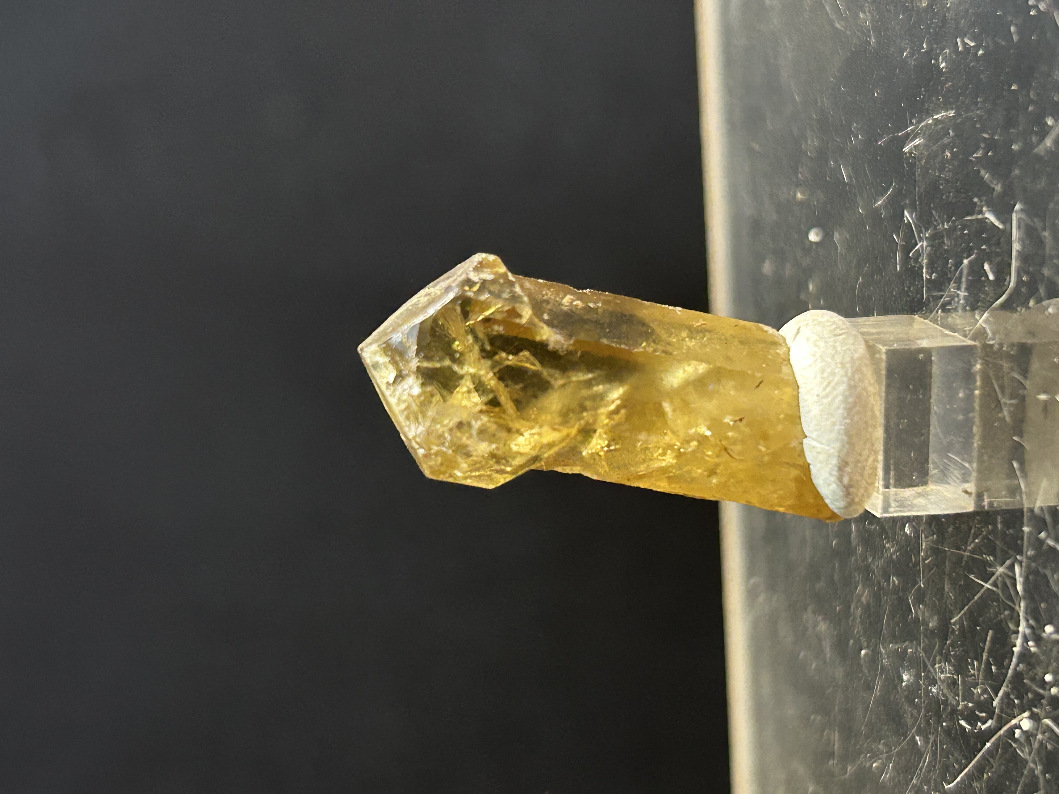 Baryte de Le Liauzun, Olloix, Puy-de-Dôme (63), Auvergne-Rhône-Alpes, France — 2,5x1x1 — BaSO₄, Sulfates, chromates, molybdates et tungstates, système orthorhombique, incolore, blanc, jaune, bleu, brun, rose, dureté 3 à 3, Affleurement — découvert 2020