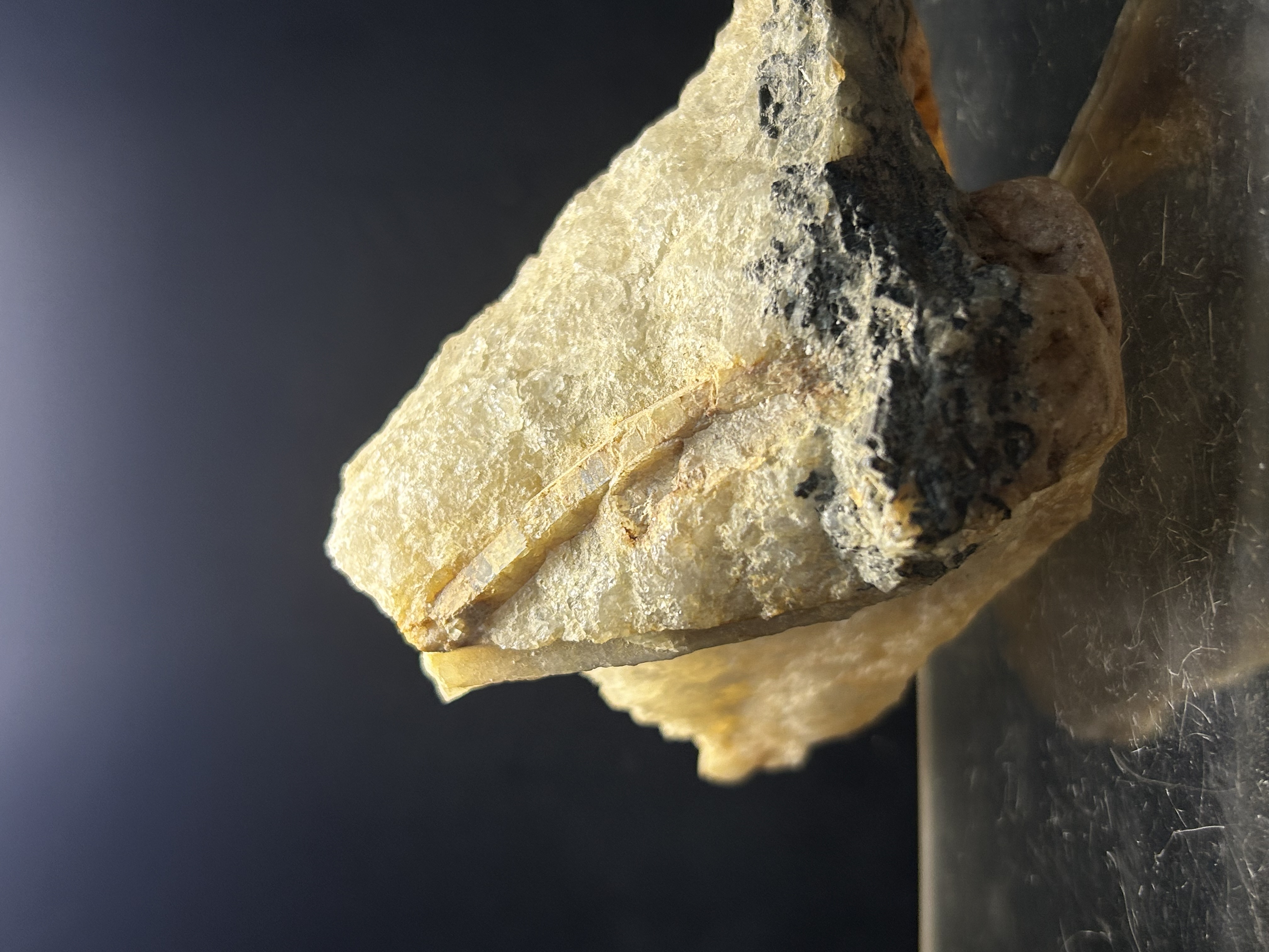 Béryl de Beauchaud, Saint Pierre la bourlonne, Puy-de-Dôme (63), Auvergne-Rhône-Alpes, France — associé à Tourmaline, Héliodore, Quartz — Be₃Al₂Si₆O₁₈, Silicates (cyclosilicates), système hexagonal, vert, bleu, jaune, rose, incolore, blanc, dureté 7, 5 à 8, Tranchée — découvert 2018