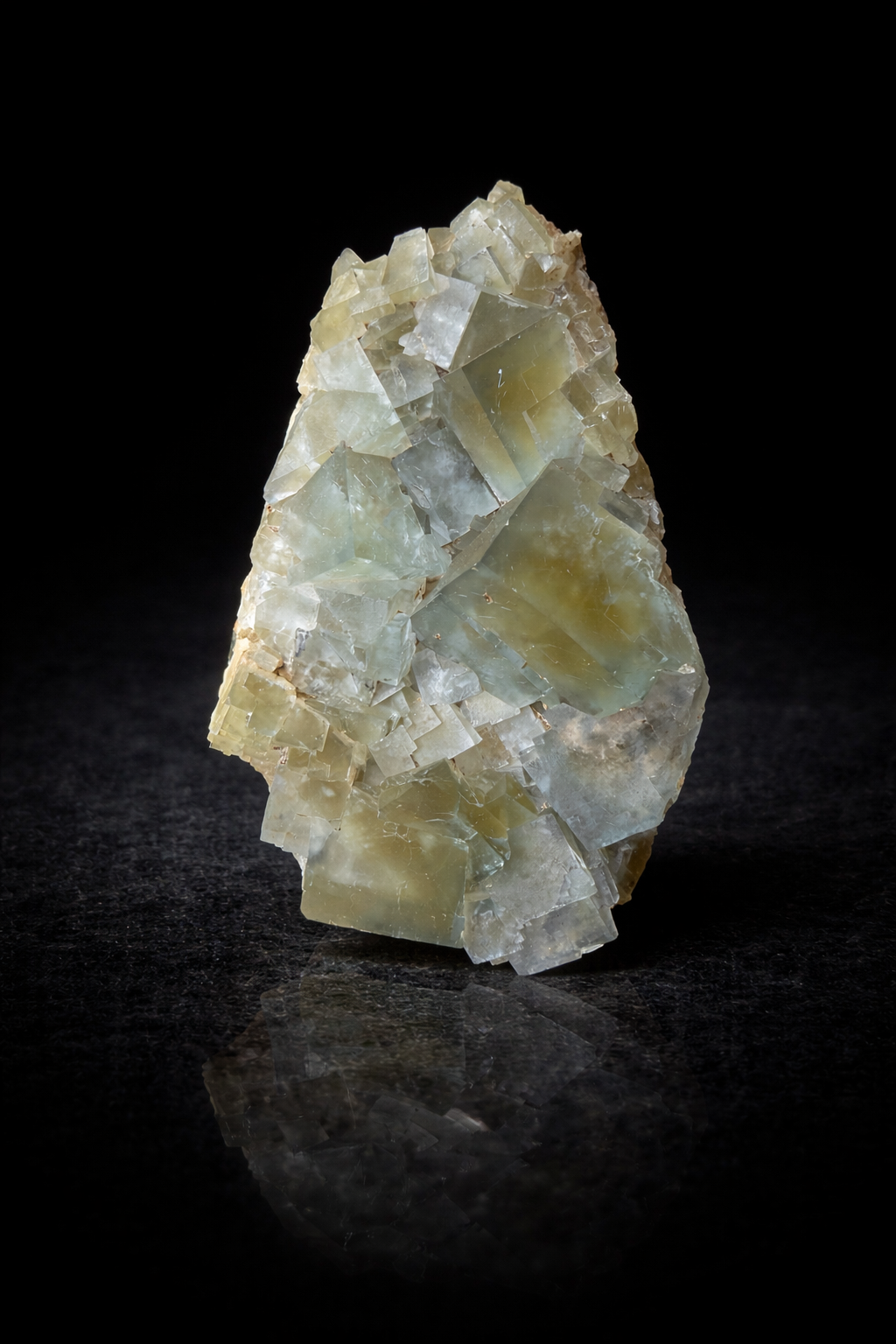 Fluorite de La Barre, Saint Jacques d’Ambur, Puy-de-Dôme (63), Auvergne-Rhône-Alpes, France — CaF₂, Halogénures, système cubique, violet, vert, jaune, bleu, incolore, rose, dureté 4, Mine — découvert 2019