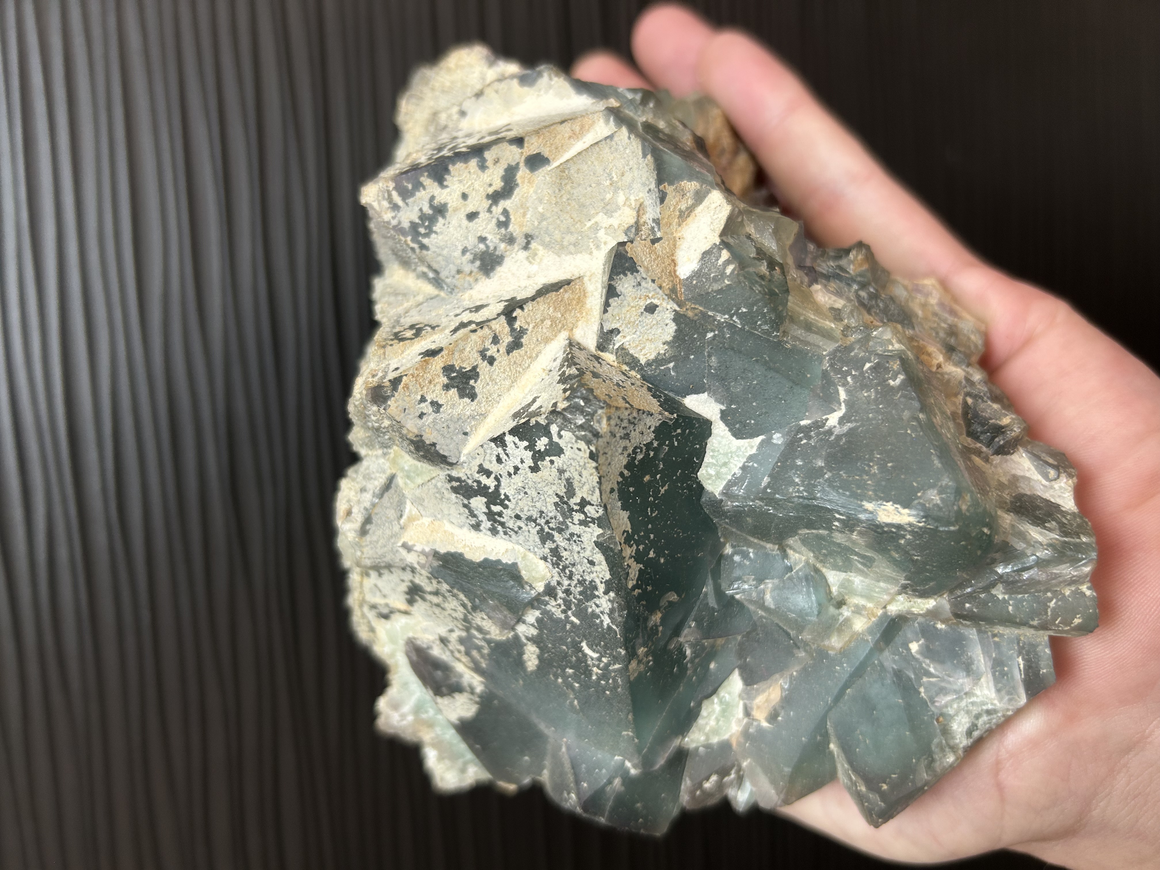 Fluorite de La Barre, Saint Jacques d’Ambur, Puy-de-Dôme (63), Auvergne-Rhône-Alpes, France — associé à Quartz — CaF₂, Halogénures, système cubique, violet, vert, jaune, bleu, incolore, rose, dureté 4, Mine — découvert 2019