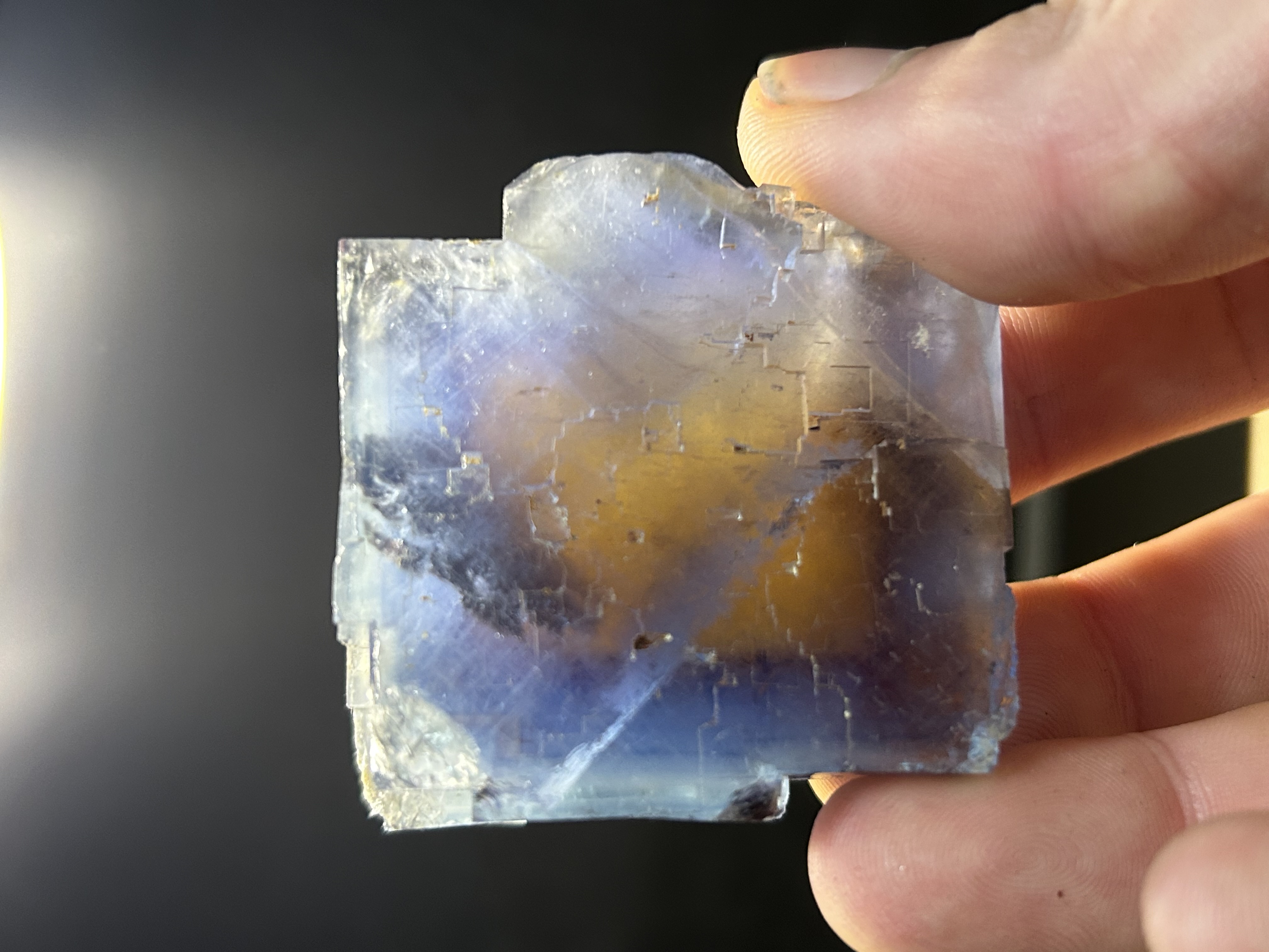 Fluorite de La Barre, Saint Jacques d’Ambur, Puy-de-Dôme (63), Auvergne-Rhône-Alpes, France — CaF₂, Halogénures, système cubique, violet, vert, jaune, bleu, incolore, rose, dureté 4, Mine