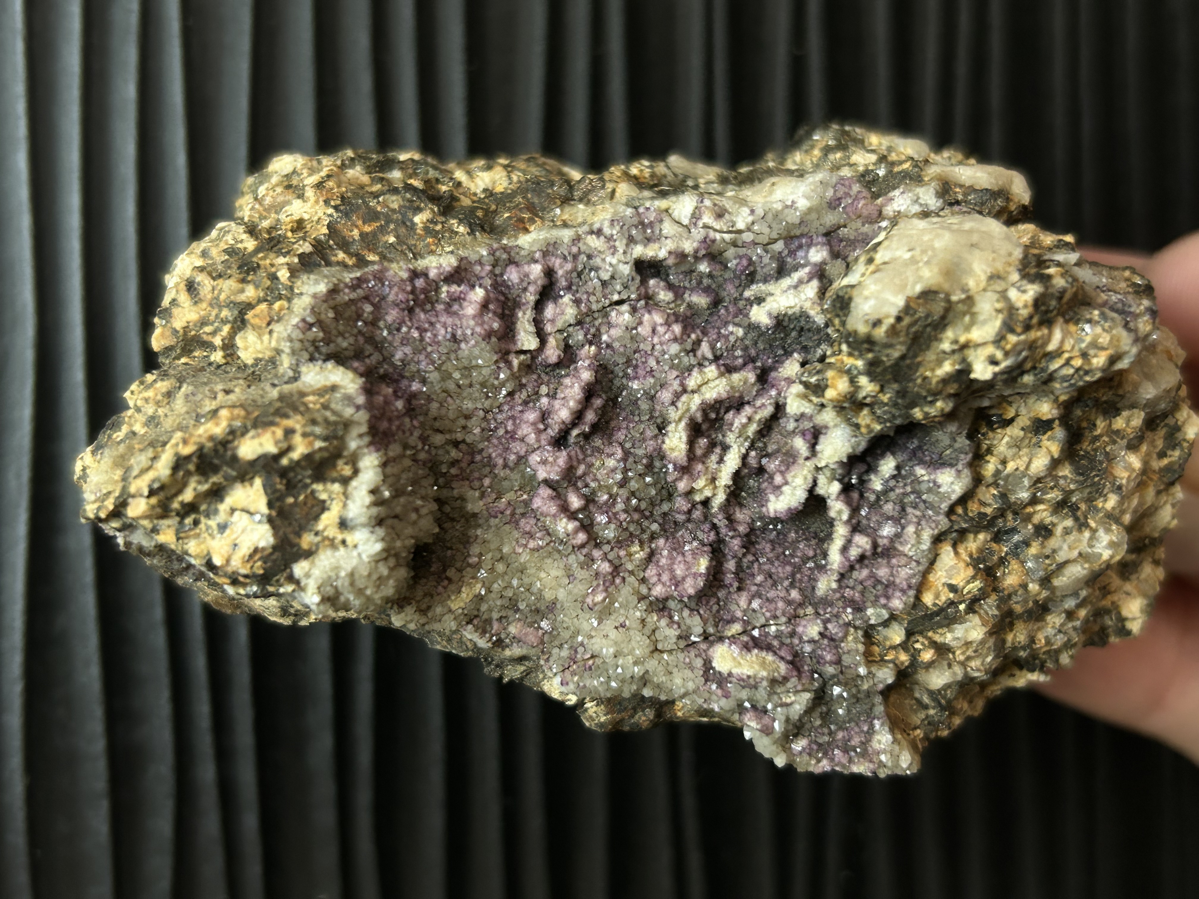 Fluorite de La Ramade, Flayat, Creuse (23), Nouvelle-Aquitaine, France — associé à Quartz — CaF₂, Halogénures, système cubique, violet, vert, jaune, bleu, incolore, rose, dureté 4, Affleurement