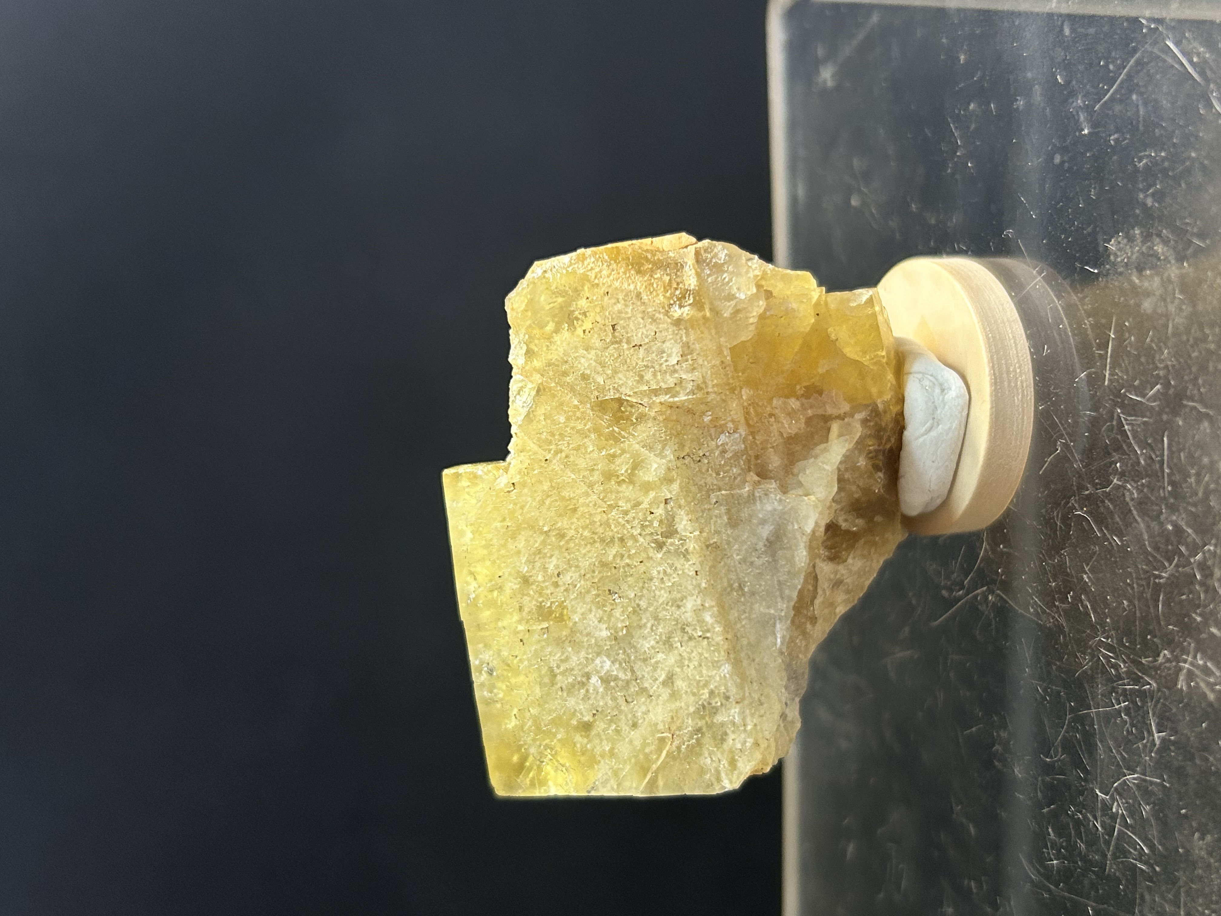 Fluorite de Le Four, Herment, Puy-de-Dôme (63), Auvergne-Rhône-Alpes, France — CaF₂, Halogénures, système cubique, violet, vert, jaune, bleu, incolore, rose, dureté 4, Tranchée