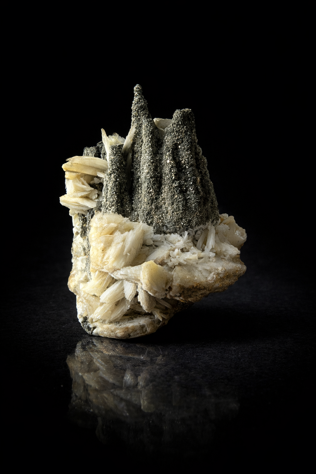 Pyrite de Les vieux travaux, Saint Laurent le Minier, Gard (30), Occitanie, France — associé à Baryte — 7x5x5 — 180 — FeS₂, Sulfures et sulfosels, système cubique, jaune laiton pâle, dureté 6 à 6, Mine — découvert 2019