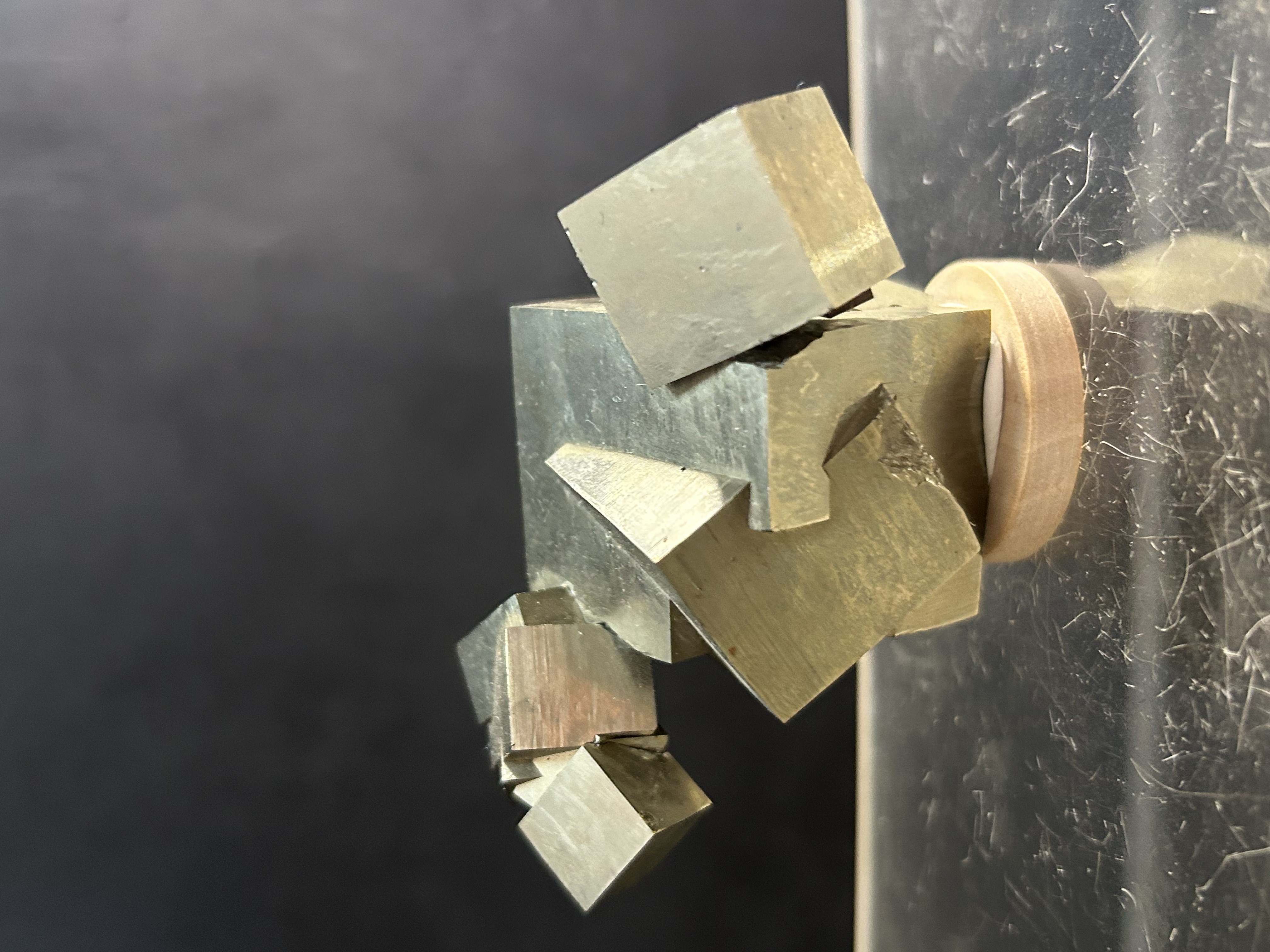 Pyrite de Navajun, Espagne — FeS₂, Sulfures et sulfosels, système cubique, jaune laiton pâle, dureté 6 à 6, 5, Carrière