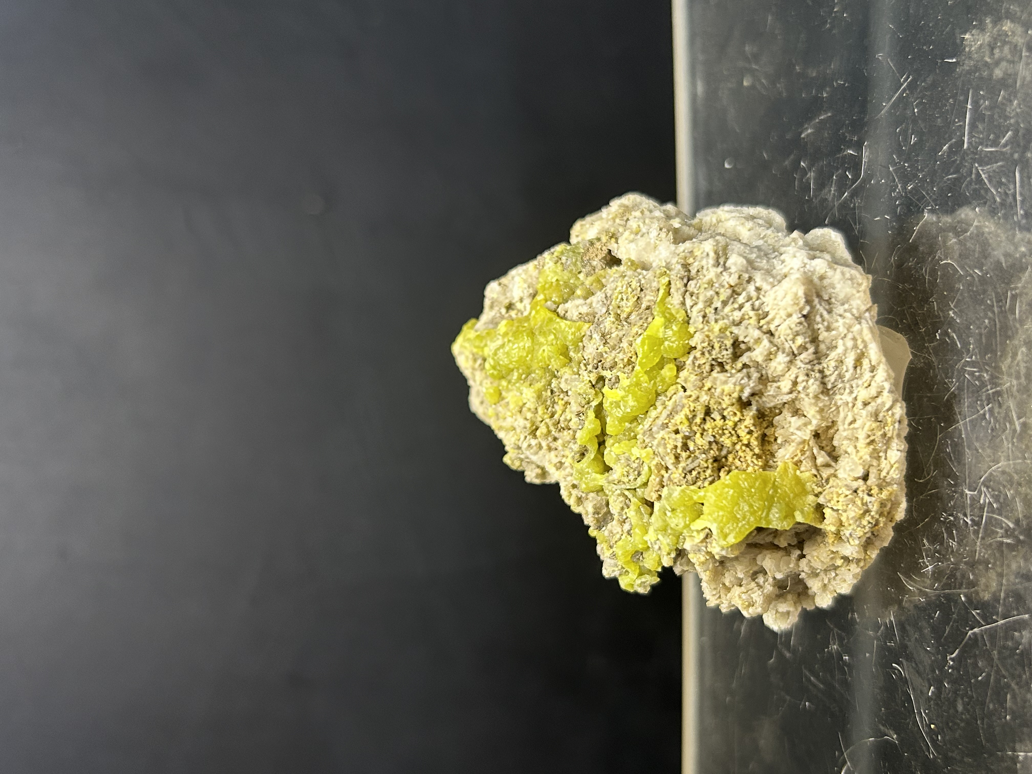 Pyromorphite de Asprière, Aspriere, Aveyron (12), Occitanie, France — Pb₅(PO₄)₃Cl, Phosphates, arséniates et vanadates, système hexagonal, vert, jaune, brun, orange, dureté 3, 5 à 4, Mine