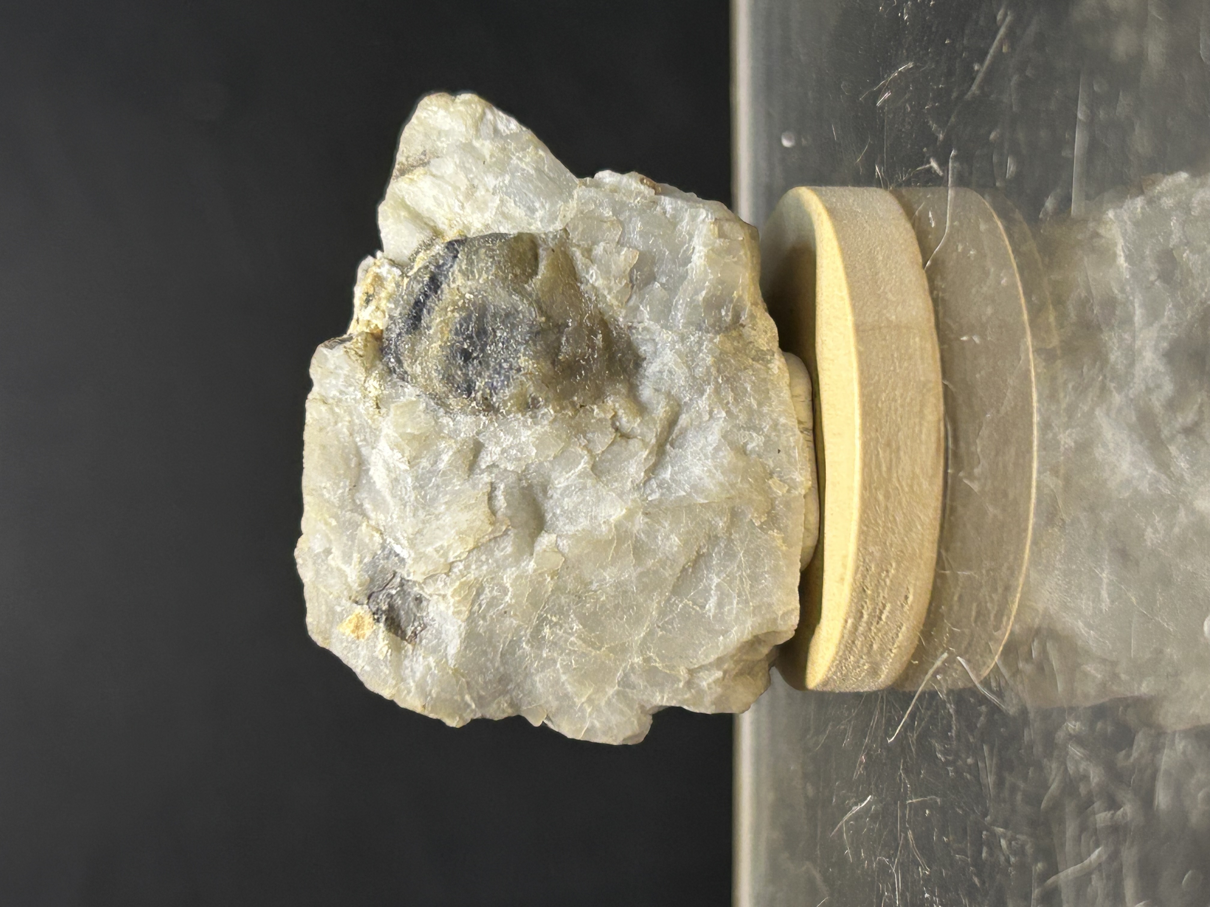 Saphir de Col d'Urdach, Issor, Pyrénées-Atlantiques (64), Nouvelle-Aquitaine, France — Al₂O₃, Oxydes et hydroxydes, système trigonal, dureté 9, Affleurement