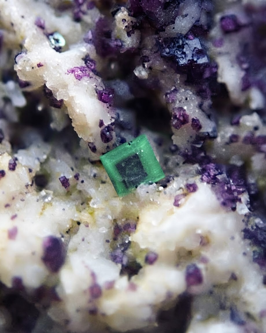 Torbernite de Montebras, Creuse (23), Nouvelle-Aquitaine, France — associé à Fluorite, Quartz — 0,2x0,2 — Cu(UO₂)₂(PO₄)₂·8–12H₂O, Phosphates, arséniates et vanadates, système quadratique, vert émeraude, dureté 2 à 2, 5, Carrière — découvert 2018