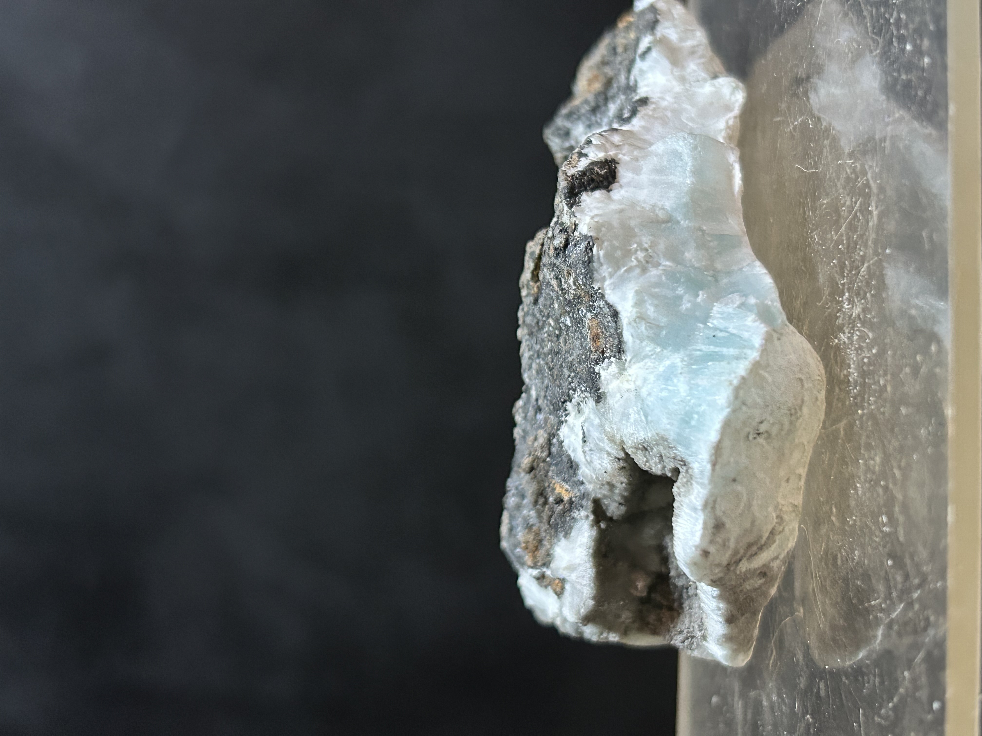 Aragonite de Arrigas, Gard (30), Occitanie, France — réf. JMARAR1 — CaCO₃, Carbonates, système orthorhombique, incolore, blanc, jaune, brun, bleu, violet, dureté 3, 5 à 4
