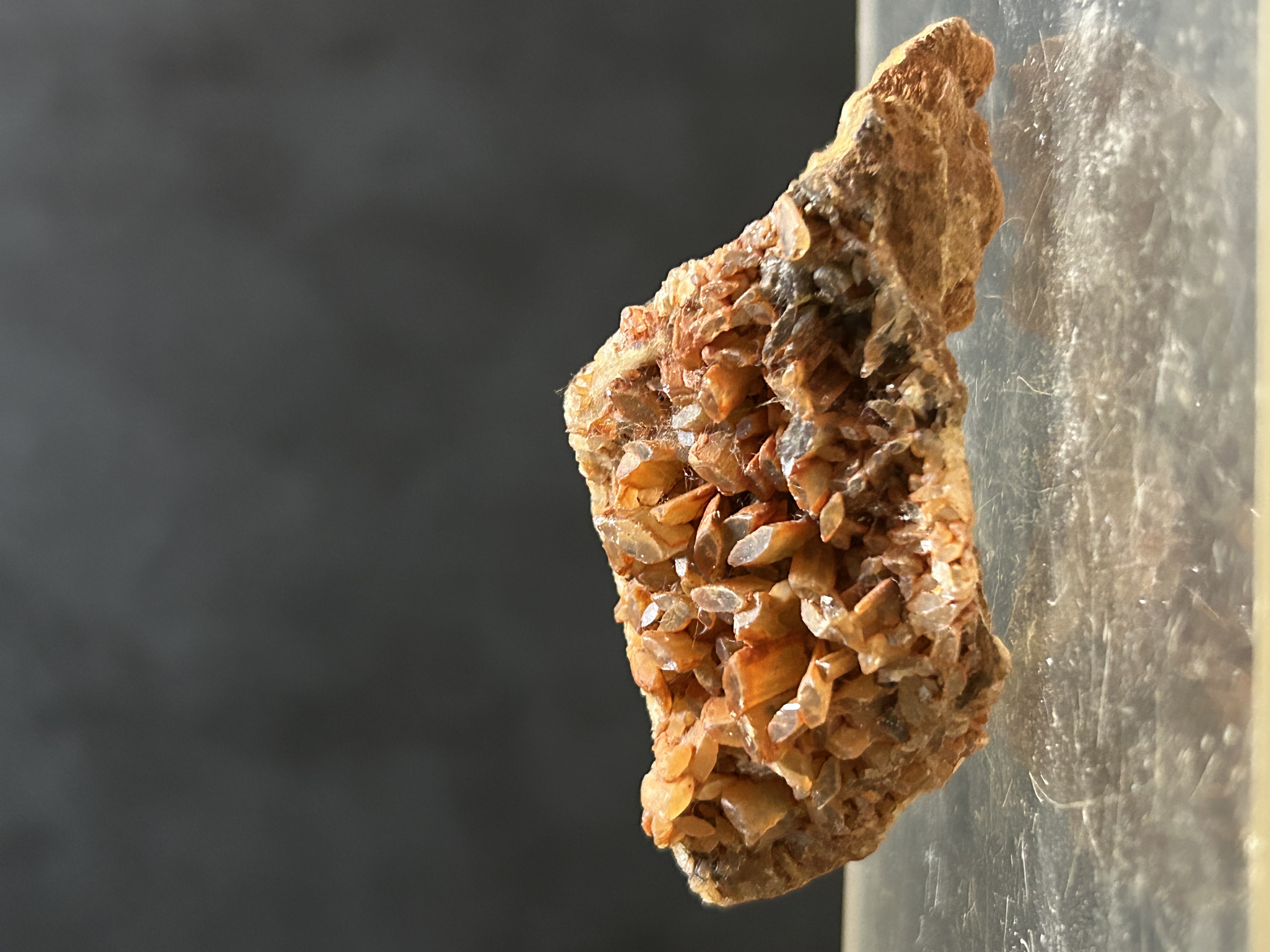Baryte de Les redoutieres, Chaillac, Indre (36), Centre-Val de Loire, France — réf. JMBALR1 — BaSO₄, Sulfates, chromates, molybdates et tungstates, système orthorhombique, incolore, blanc, jaune, bleu, brun, rose, dureté 3 à 3, 5