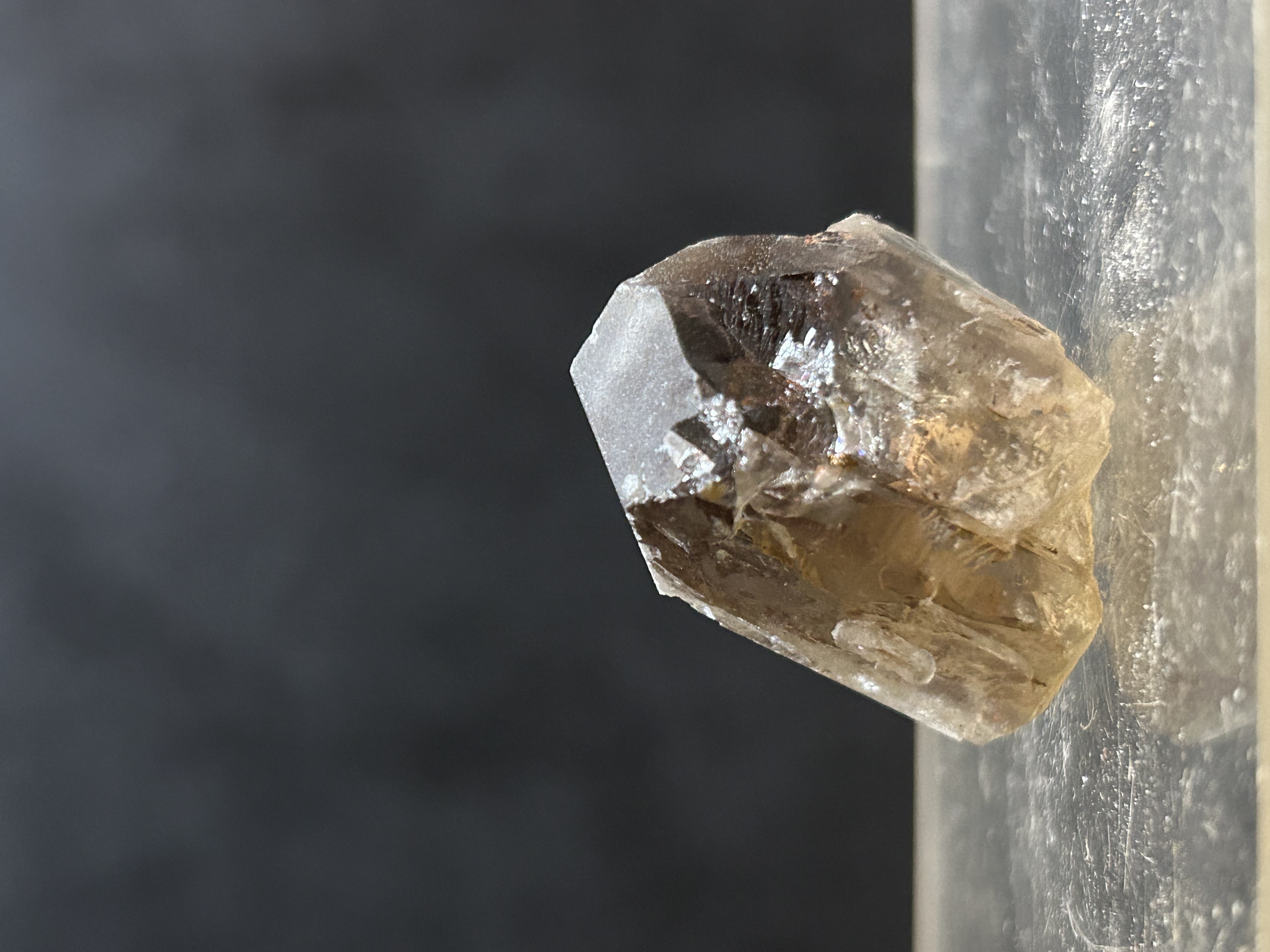 Baryte de Royat, Puy-de-Dôme (63), Auvergne-Rhône-Alpes, France — réf. JMBARO1 — BaSO₄, Sulfates, chromates, molybdates et tungstates, système orthorhombique, incolore, blanc, jaune, bleu, brun, rose, dureté 3 à 3, 5 — découvert 2019