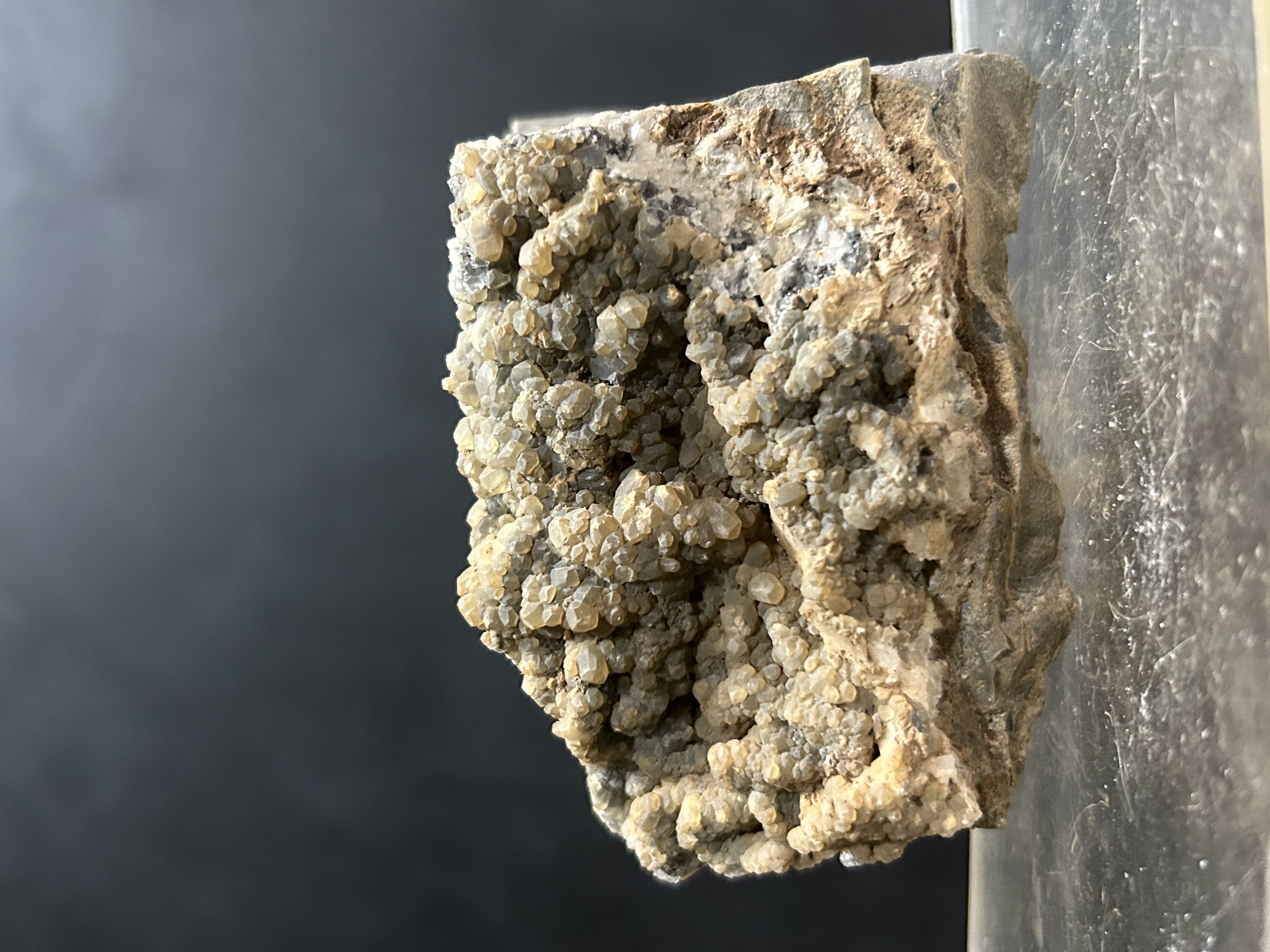 Calcite de Anduze, Gard (30), Occitanie, France — réf. JMCAAN1 — CaCO₃, Carbonates, système trigonal, incolore, blanc, jaune miel, orange, rose, vert, bleu, brun, dureté 3 — découvert 2018