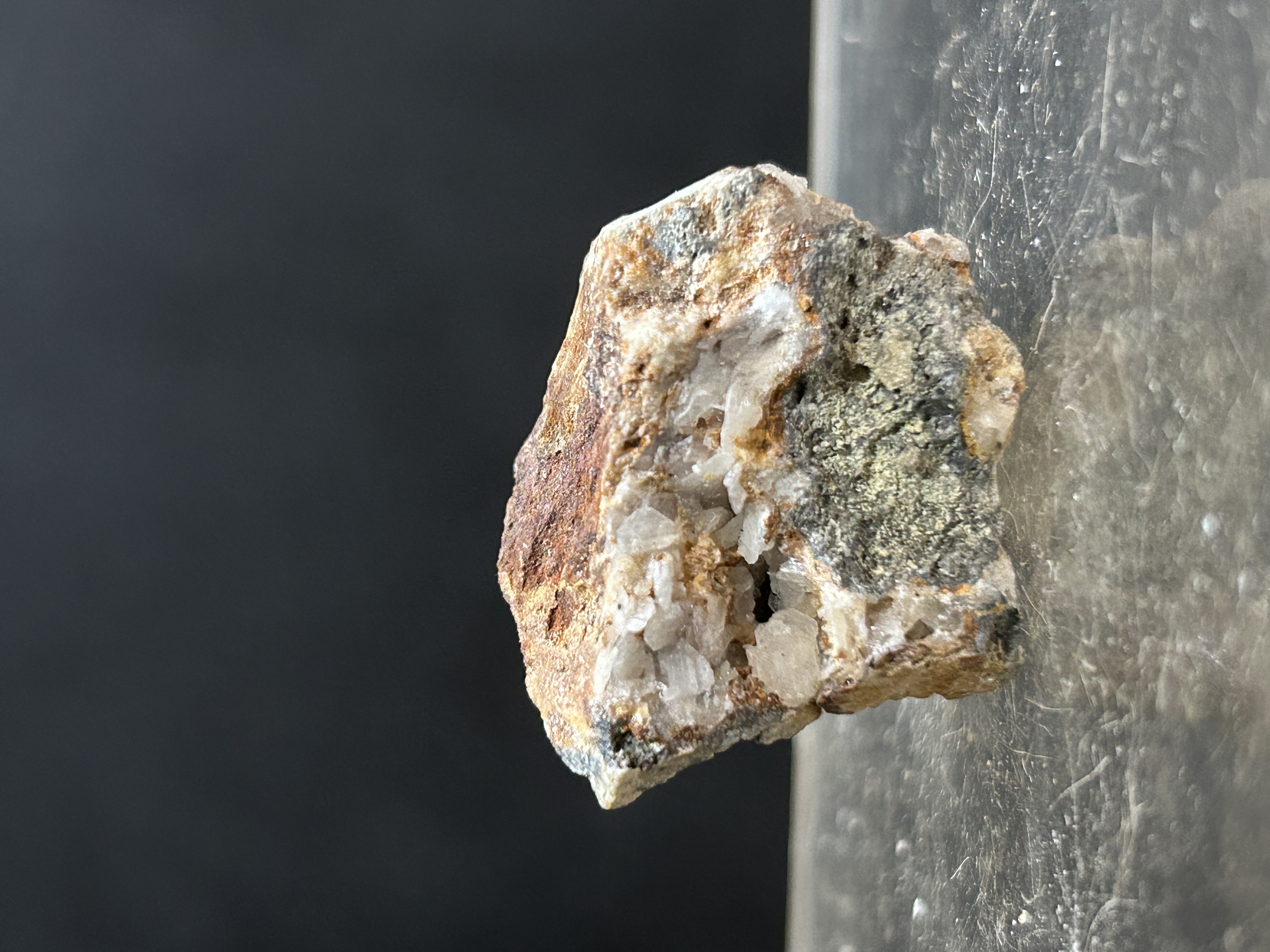 Cérusite de Sainte marguerite lafigère, Ardèche (07), Auvergne-Rhône-Alpes, France — réf. JMCESML1 — PbCO₃, Carbonates, système orthorhombique, incolore, blanc, gris, noirâtre, dureté 3 à 3, 5 — découvert 2019