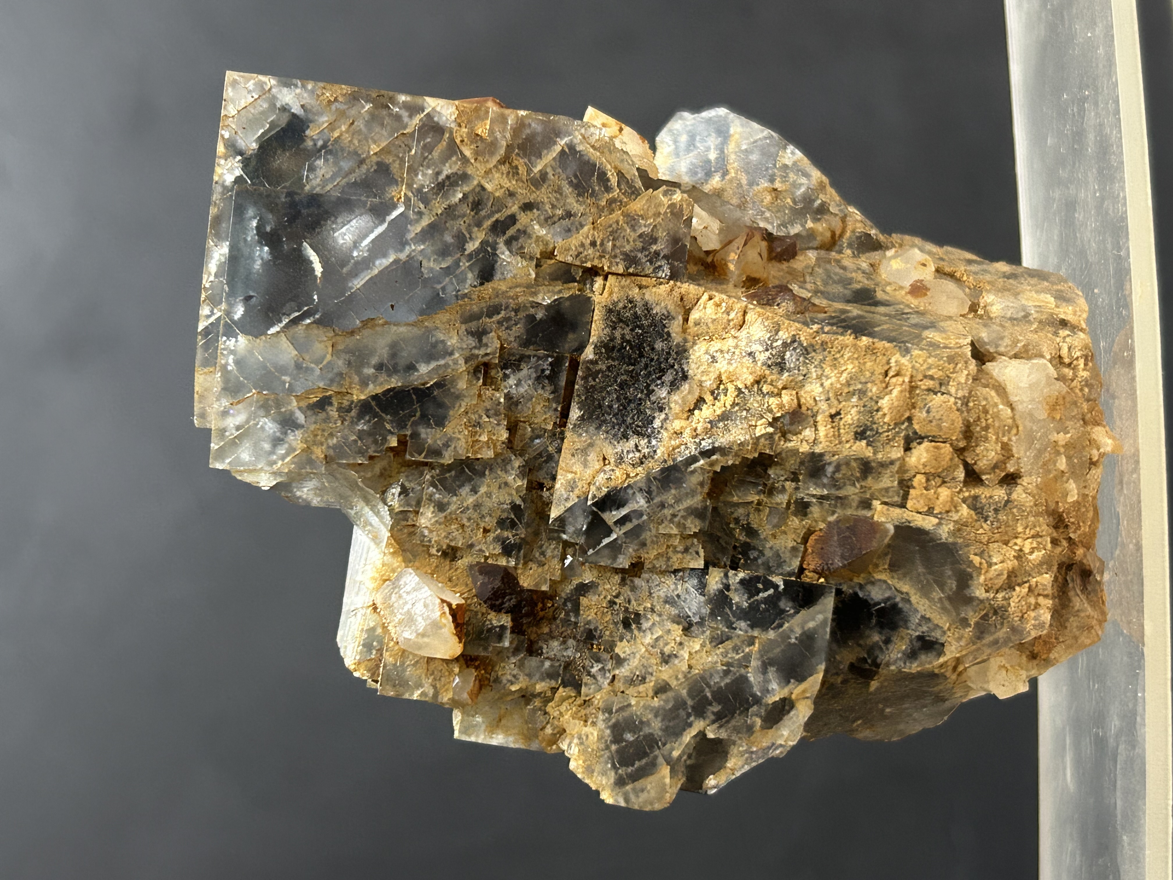 Fluorite de Chavaniac Lafayette, Haute-Loire (43), Auvergne-Rhône-Alpes, France — associé à Quartz — 11x8x8 — 697 g — réf. JMFLCL2 — CaF₂, Halogénures, système cubique, violet, vert, jaune, bleu, incolore, rose, dureté 4 — découvert 2022