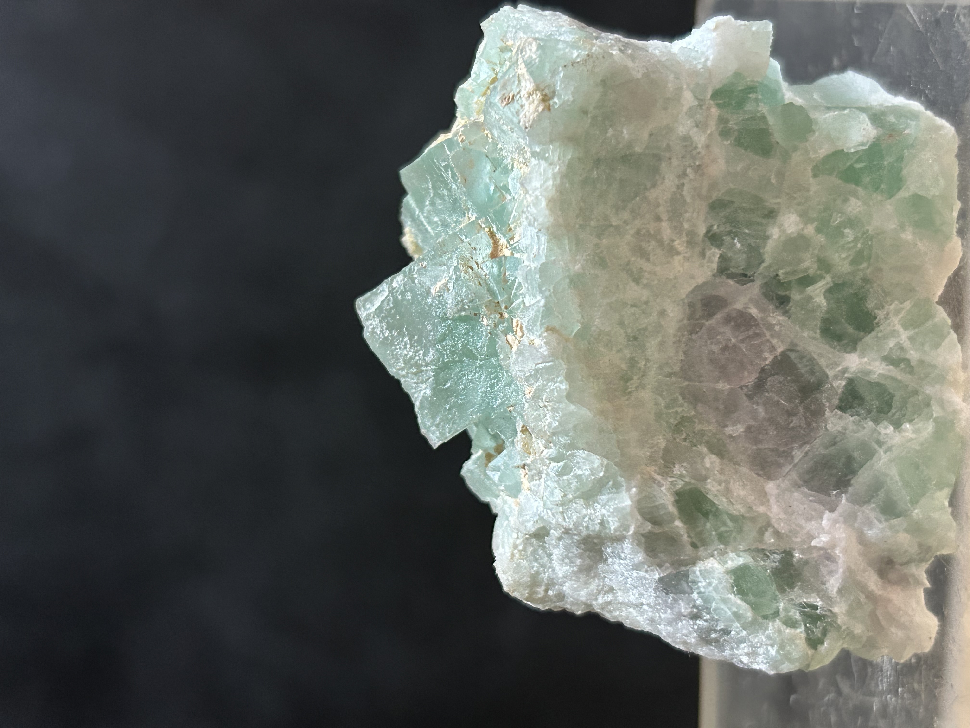 Fluorite de Pratclaux, Haute-Loire (43), Auvergne-Rhône-Alpes, France — réf. JMFLPR1 — CaF₂, Halogénures, système cubique, violet, vert, jaune, bleu, incolore, rose, dureté 4