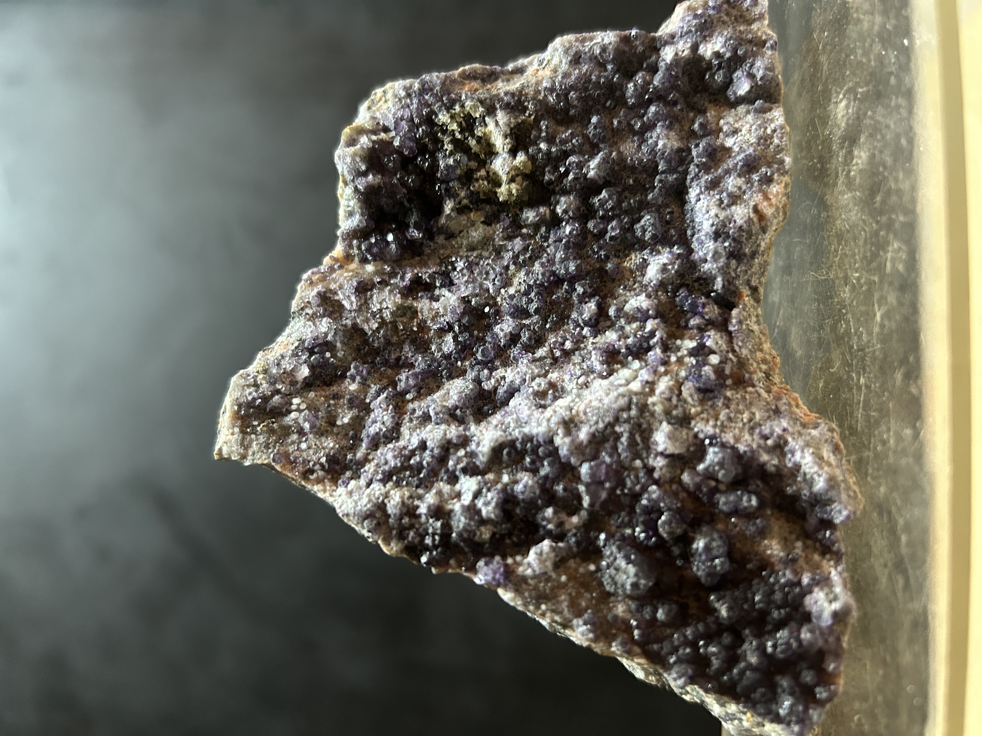 Fluorite de Buxieres les mines, Allier (03), Auvergne-Rhône-Alpes, France — associé à Quartz — réf. JMFLBLM1 — CaF₂, Halogénures, système cubique, violet, vert, jaune, bleu, incolore, rose, dureté 4