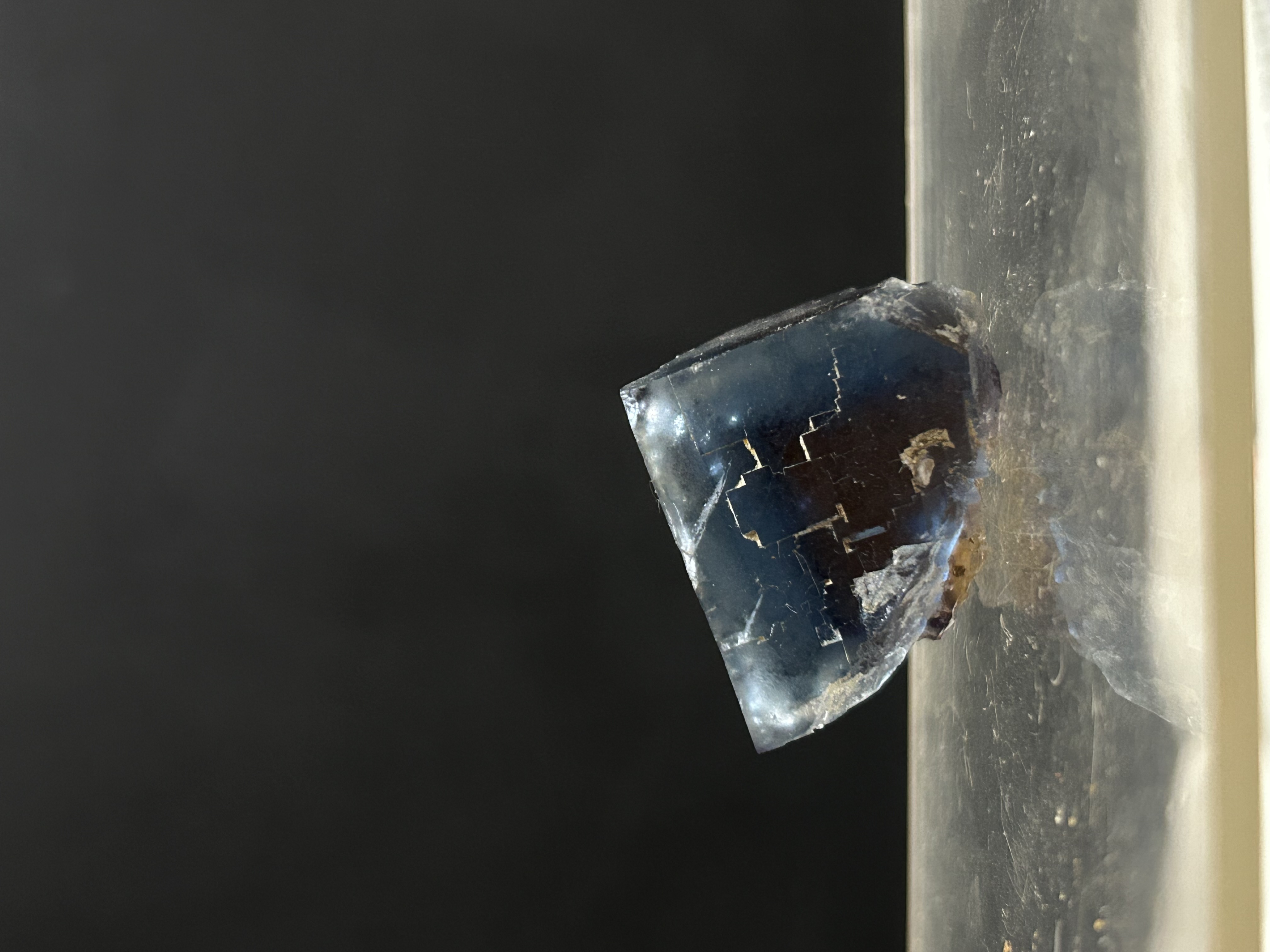 Fluorite de La Barre, Saint Jacques d’Ambur, Puy-de-Dôme (63), Auvergne-Rhône-Alpes, France — réf. JMFLLB4 — CaF₂, Halogénures, système cubique, violet, vert, jaune, bleu, incolore, rose, dureté 4