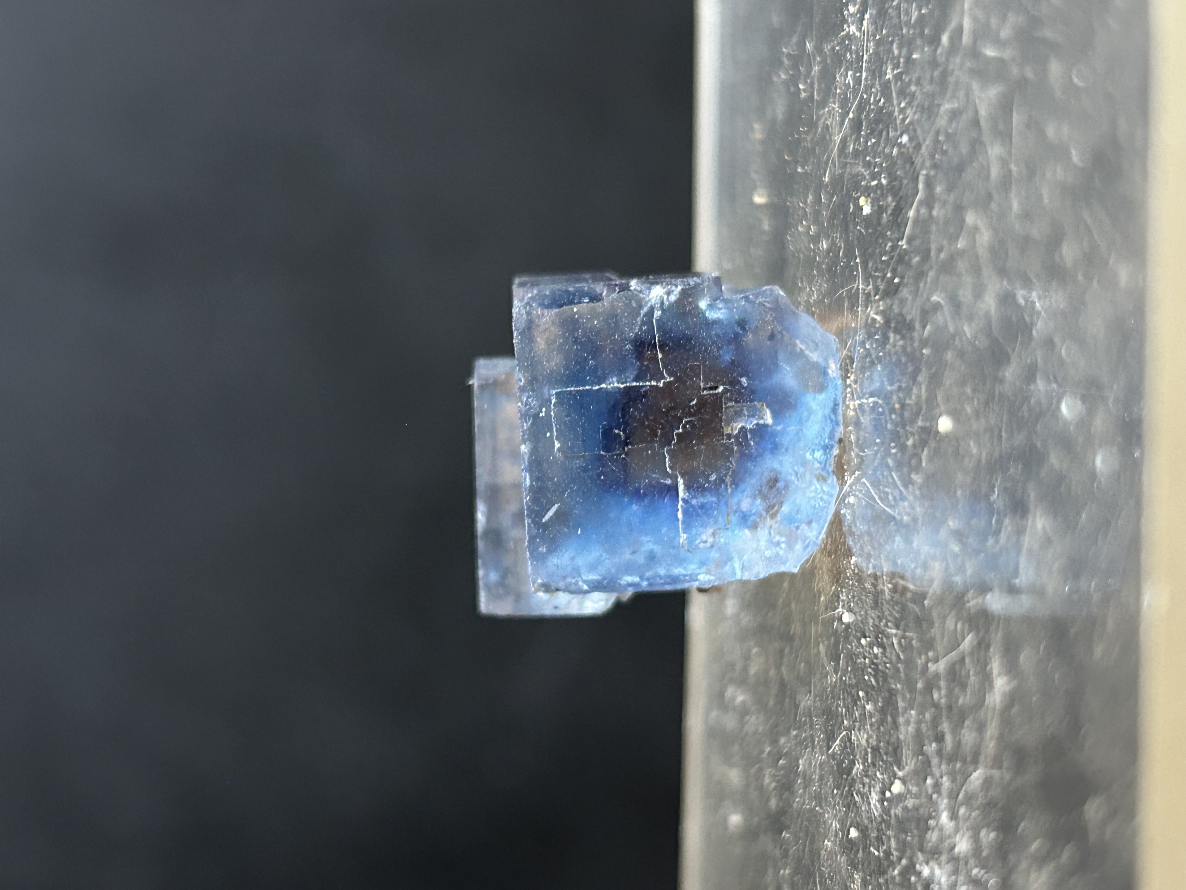 Fluorite de La Barre, Saint Jacques d’Ambur, Puy-de-Dôme (63), Auvergne-Rhône-Alpes, France — réf. JMFLLB3 — CaF₂, Halogénures, système cubique, violet, vert, jaune, bleu, incolore, rose, dureté 4