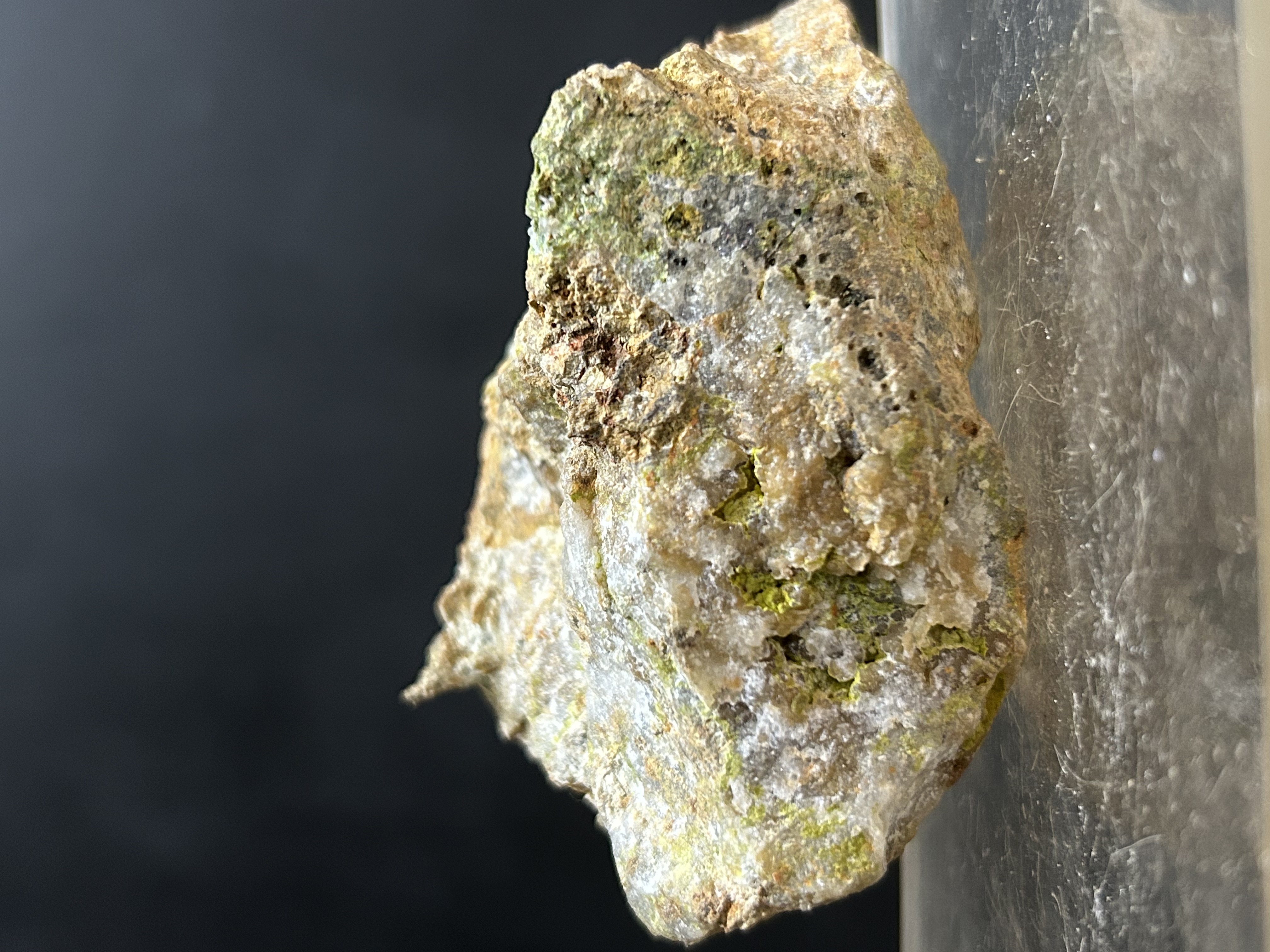 Pyromorphite de Nontron, Dordogne (24), Nouvelle-Aquitaine, France — associé à Crocoïte — réf. JMPYNO1 — Pb₅(PO₄)₃Cl, Phosphates, arséniates et vanadates, système hexagonal, vert, jaune, brun, orange, dureté 3, 5 à 4