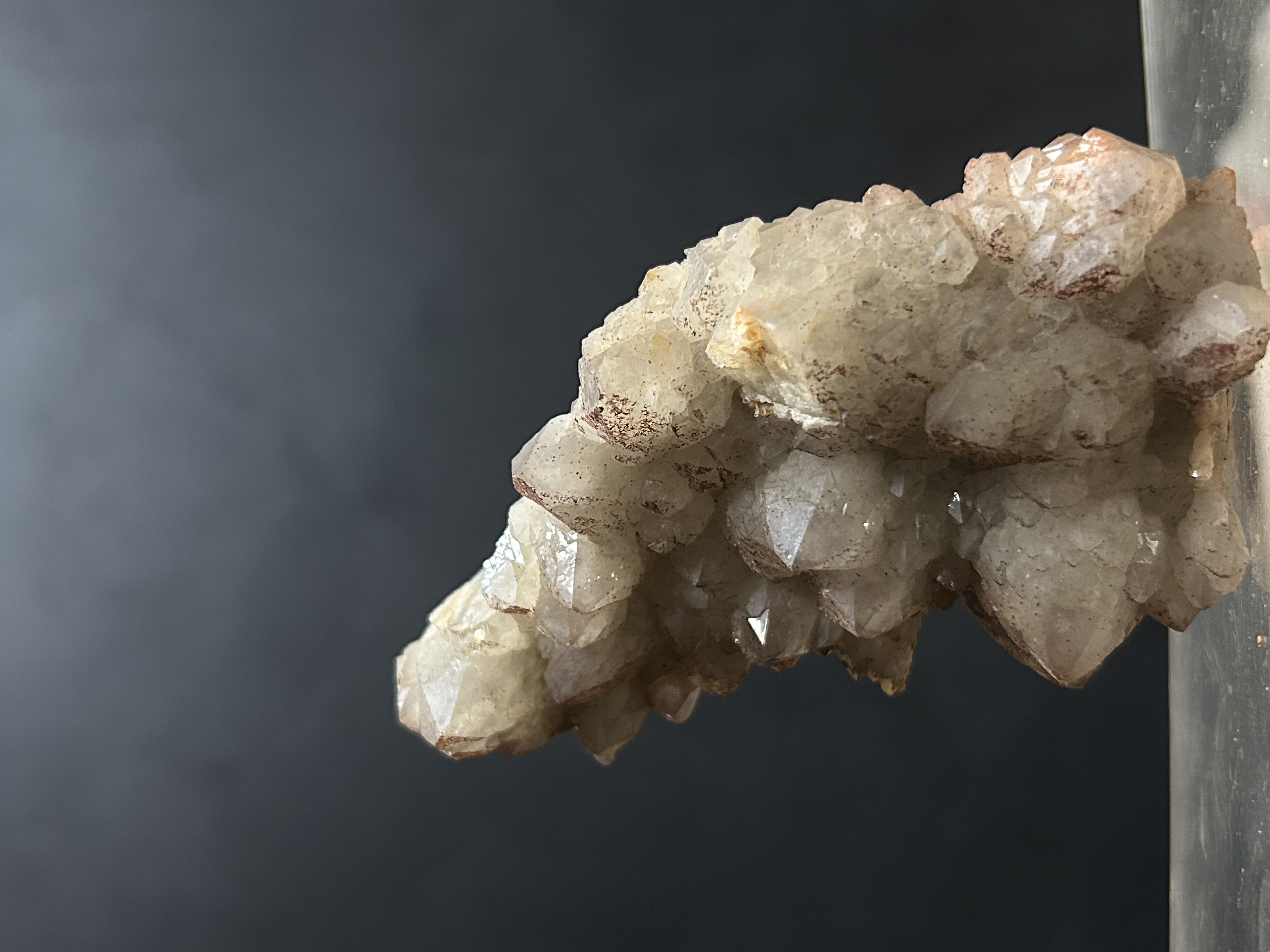 Quartz de Echassières, Echassieres, Allier (03), Auvergne-Rhône-Alpes, France — 11x6x4 — 270 g — réf. JMQUEC1 — SiO₂, Oxydes et hydroxydes, système trigonal, incolore, blanc, violet, jaune, brun fumé, rose, noir, dureté 7 — découvert 2016