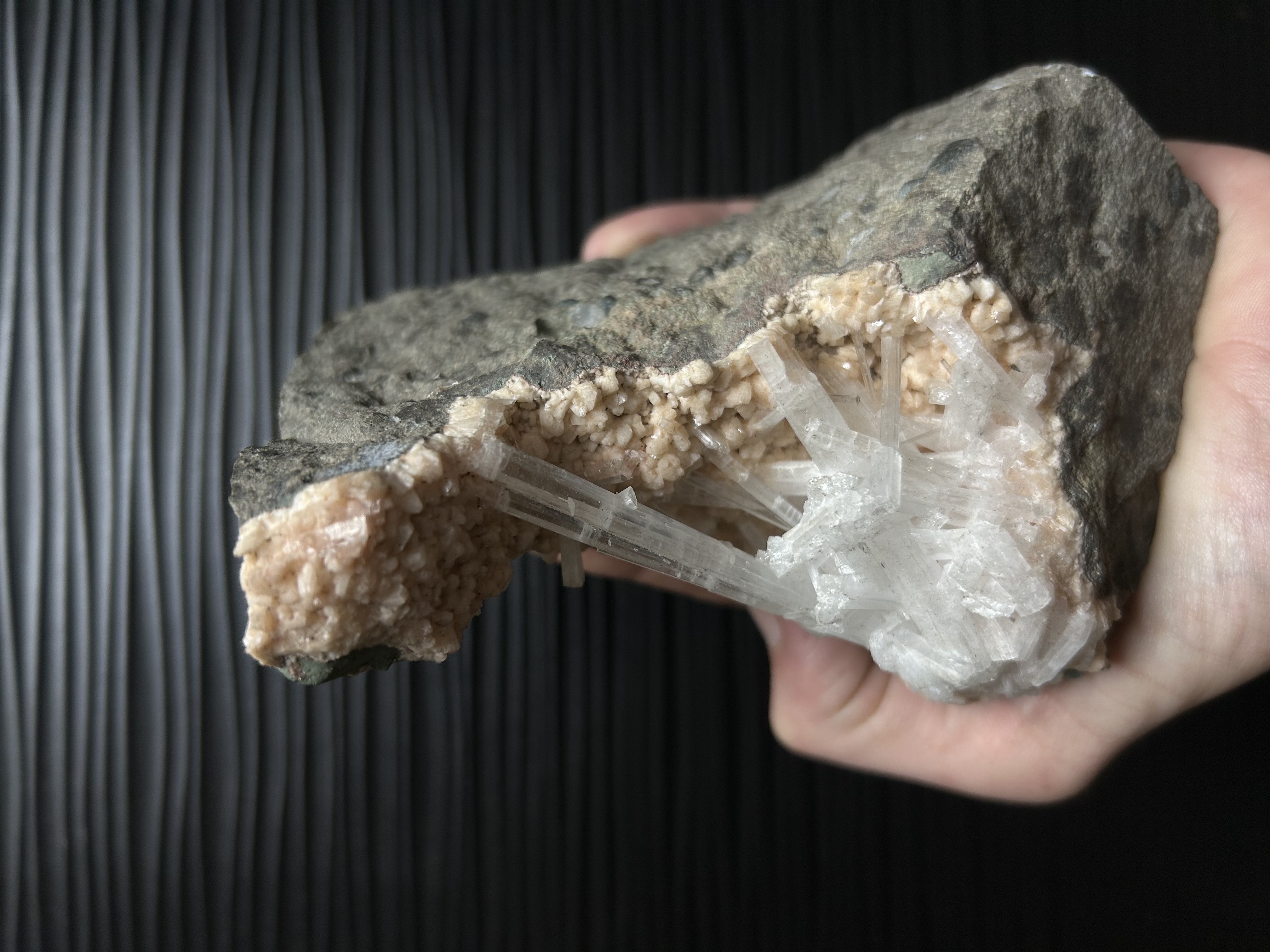 Scolécite de Maharashtra, Inde — associé à Heulandite — 12x7x5 — 802 g — réf. JMSCMA1 — CaAl₂Si₃O₁₀·3H₂O, Silicates (tectosilicates), système monoclinique, incolore, blanc, dureté 5 à 5